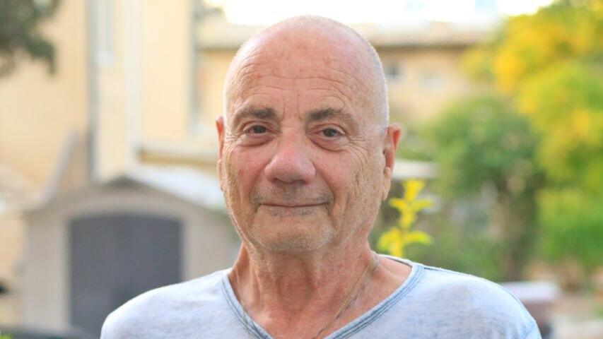 Luis Har, who was kidnapped from his home on October 7, survived the Holocaust and Hamas captivity in Gaza (Photo: Meir Even Haim) לואיס הר שנחטף ב 7.10 ושוחרר בעסקה לאחר 129 ימים חזר לביתו בקיבוץ אורים