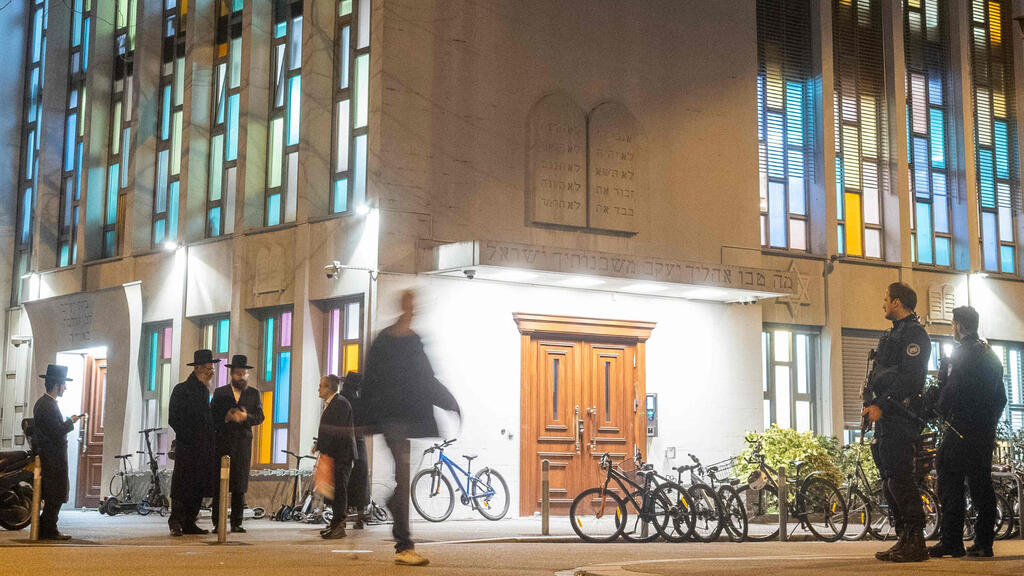 Police guard the synagogue in Zurich, Switzerland (Photo: Arnd Wiegmann / AFP) שוטרים שומרים על בית הכנסת בציריך, שוויץ
