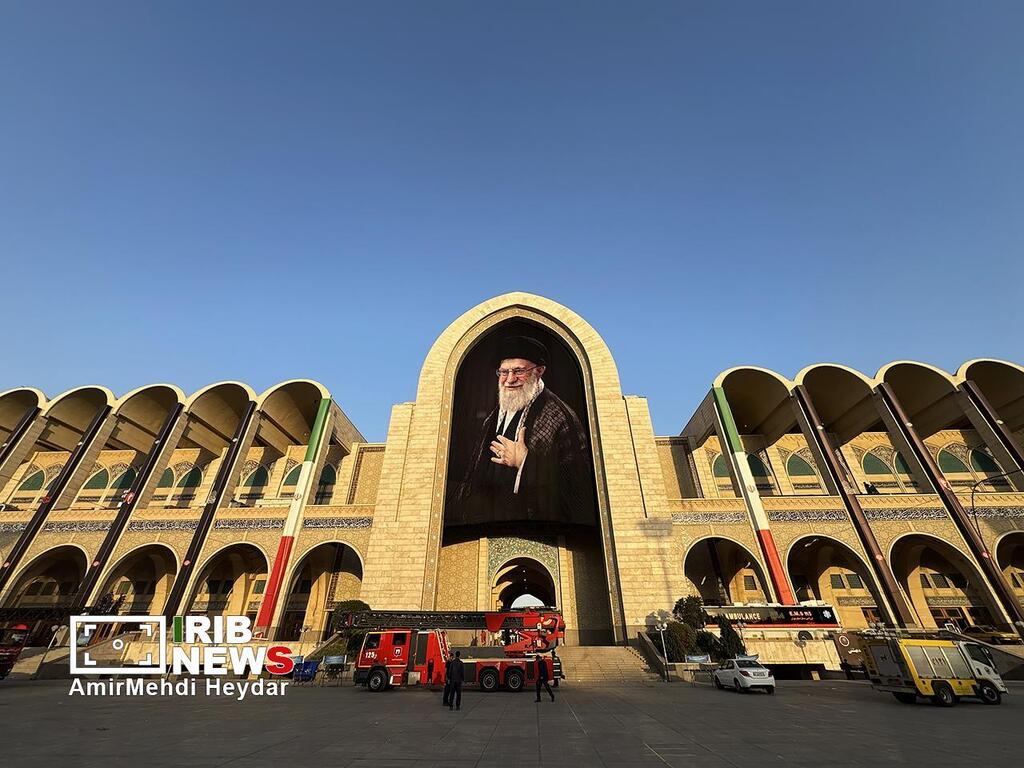 A giant image of Khamenei hung on the Imam Khomeini prayer hall in Tehran, where the ceremonies will begin on Saturday ההכנות בטהרן לאירועי ההלוויה של עלי חמינאי