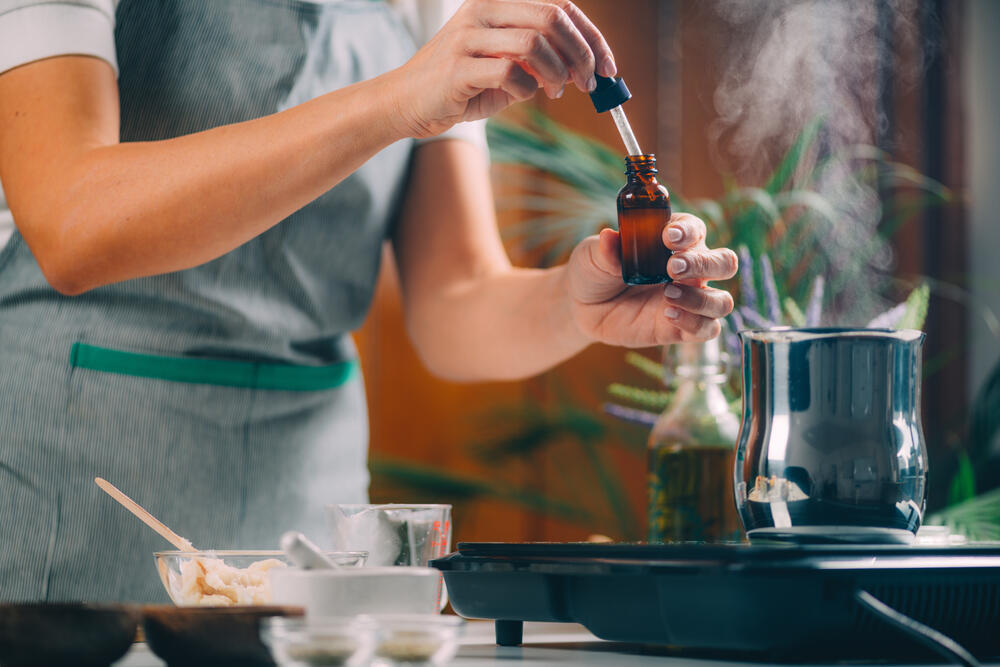 "For $109 you can make enough for an entire year” (Photo: Microgen / Shutterstock) רוקחות ביתית