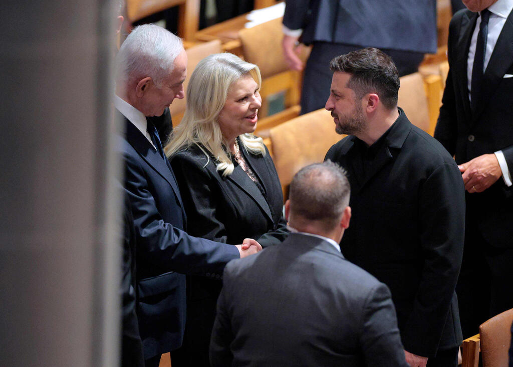 Netanyahu and Zelensky shake hands at Graham's funeral in Washington (Photo: CHIP SOMODEVILLA / GETTY IMAGES NORTH AMERICA / AFP) ראש הממשלה בנימין נתניהו ו נשיא אוקראינה זלנסקי בטקס אשכבת גרהאם ב וושינגטון ארה"ב