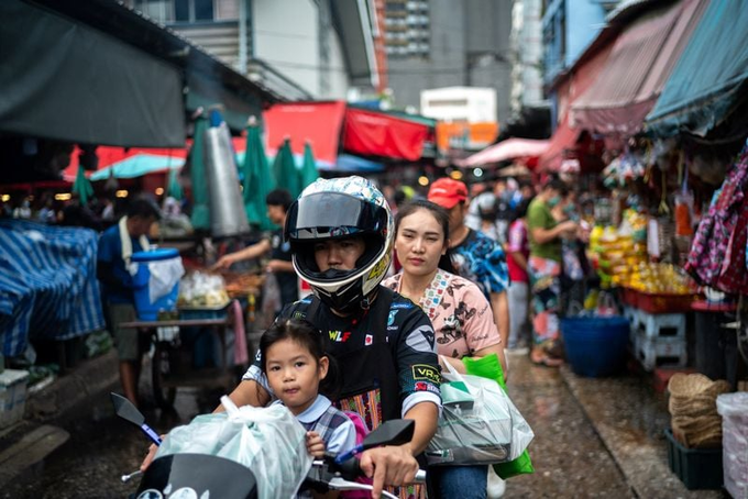 People shop at a market in Bangkok, Thailand, Oct. 2, 2023. Photo by Reuters