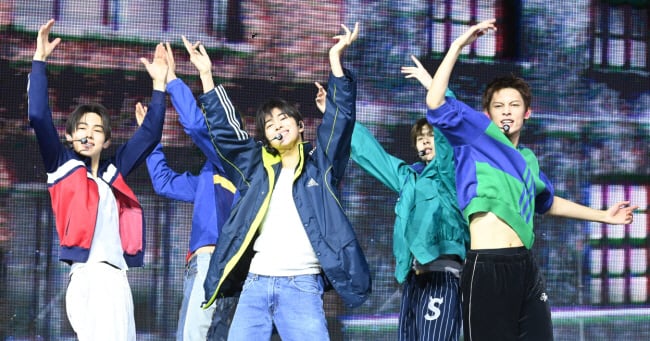 CORTIS Concert Criticized for Repetitive Setlist - 조선일보