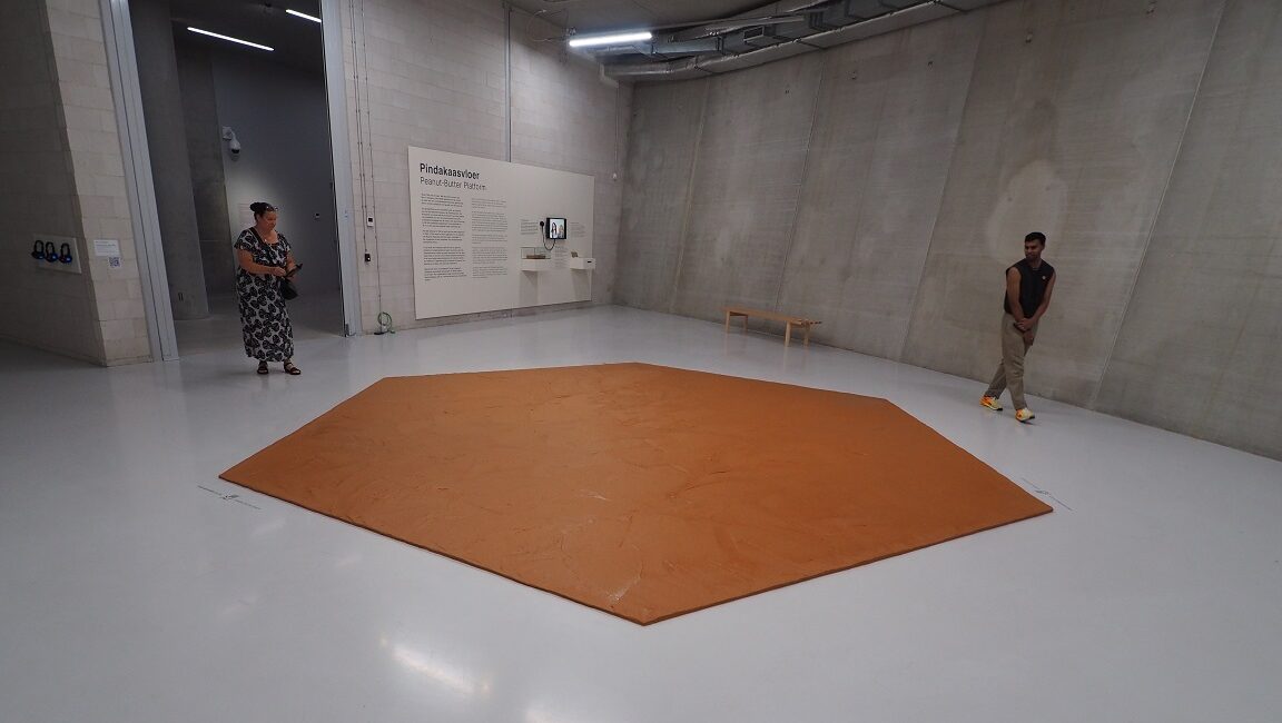 What a mess: visitors step in peanut butter floor - DutchNews.nl