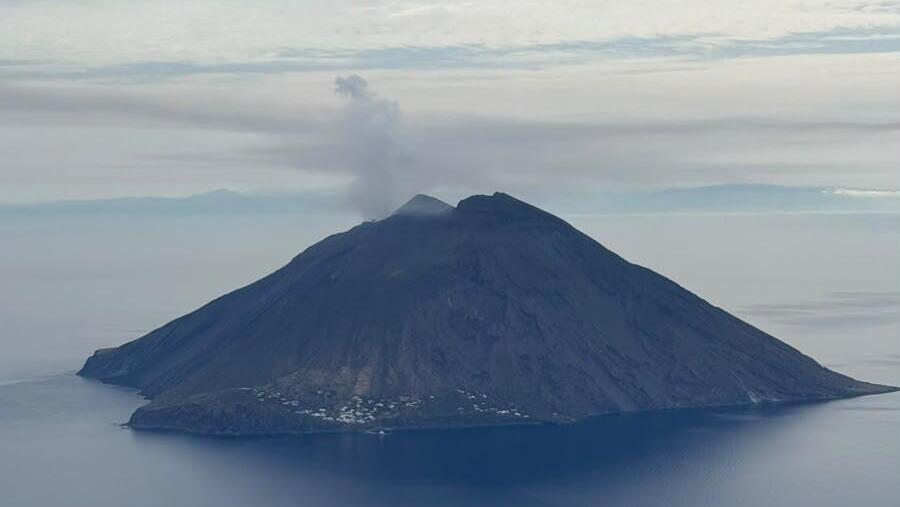 An active volcano (Photo: Nir Levy) הר געש שפגשנו בדרך