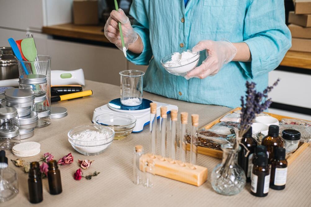 “Active cosmetics require special caution" (Photo: Iryna Imago / Shutterstock) רוקחות ביתית