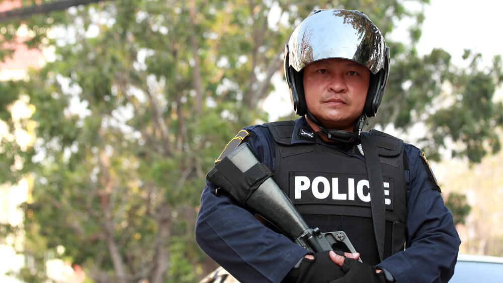 Thai police officer. ‘292 detainee and prisoner cases worldwide’ (Photo: Shutterstock) שוטר תאילנדי
