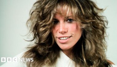 Carly Simon reveals Parkinson's diagnosis - BBC