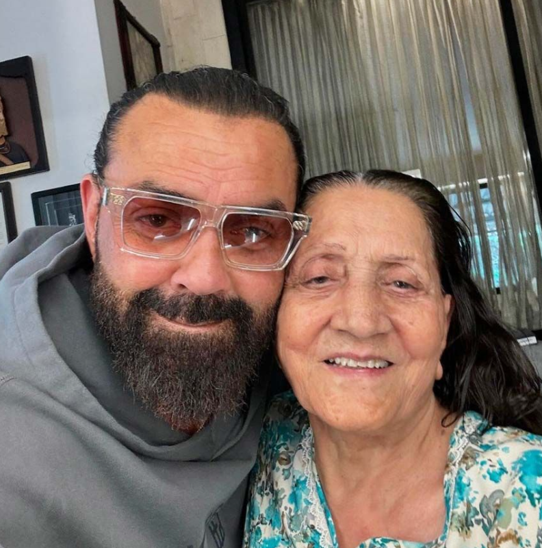 Bobby Deol with his mother Prakash Kaur (photo: @iambobbydeol/ Instagram)