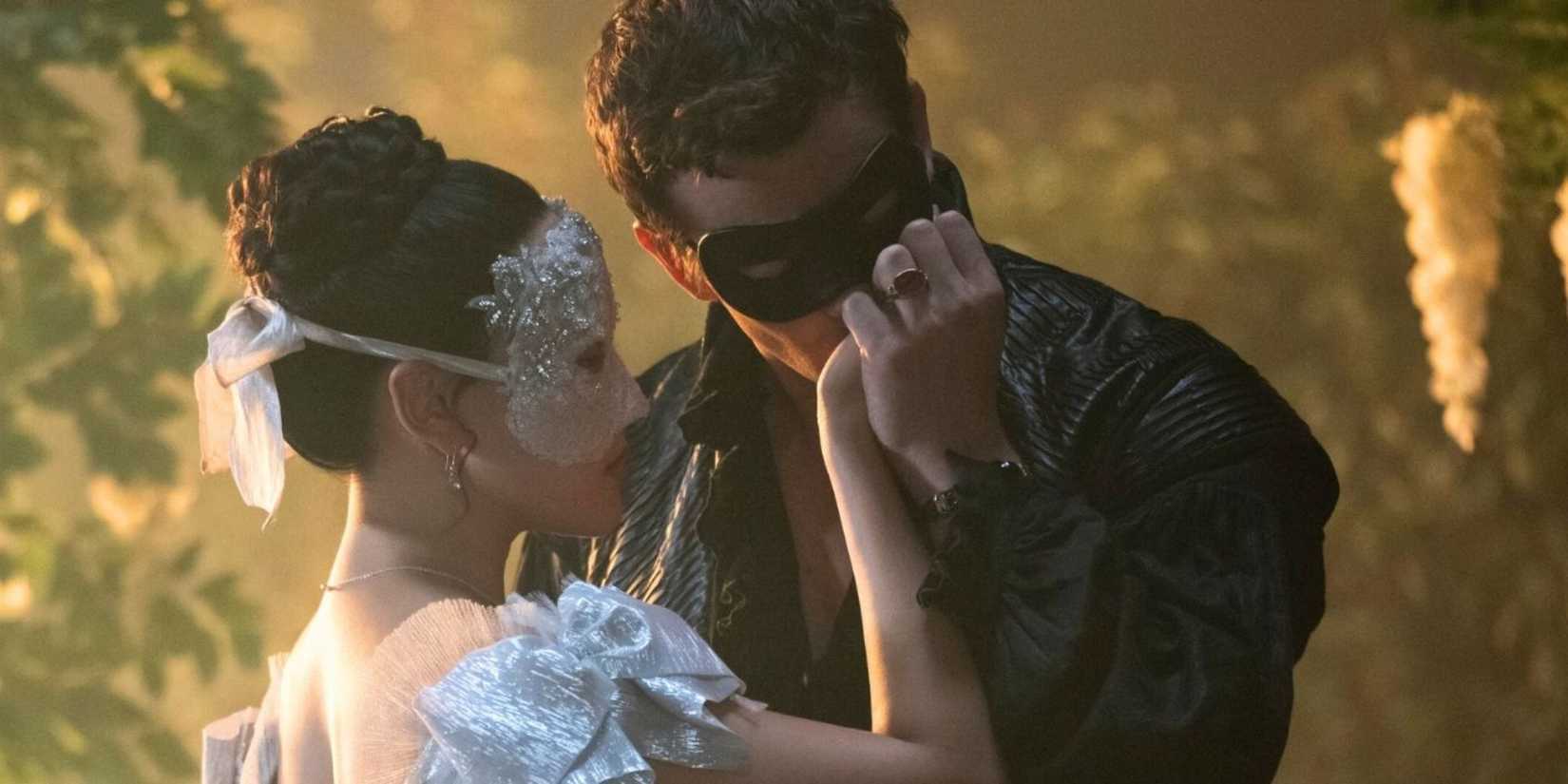 Luke Thompson as Benedict Bridgerton kisses the hand of Yerin Ha as Sophie Baek in Bridgerton.