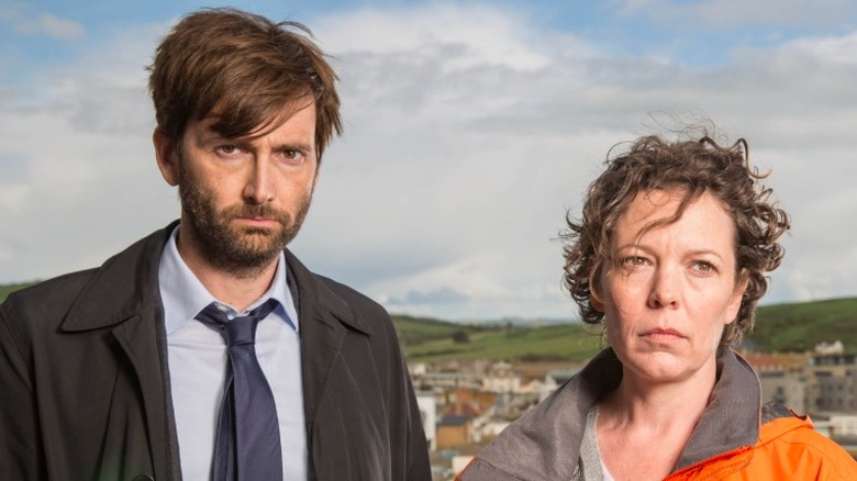 DI Alec Hardy standing outside with DS Ellie Miller in Broadchurch Season 2