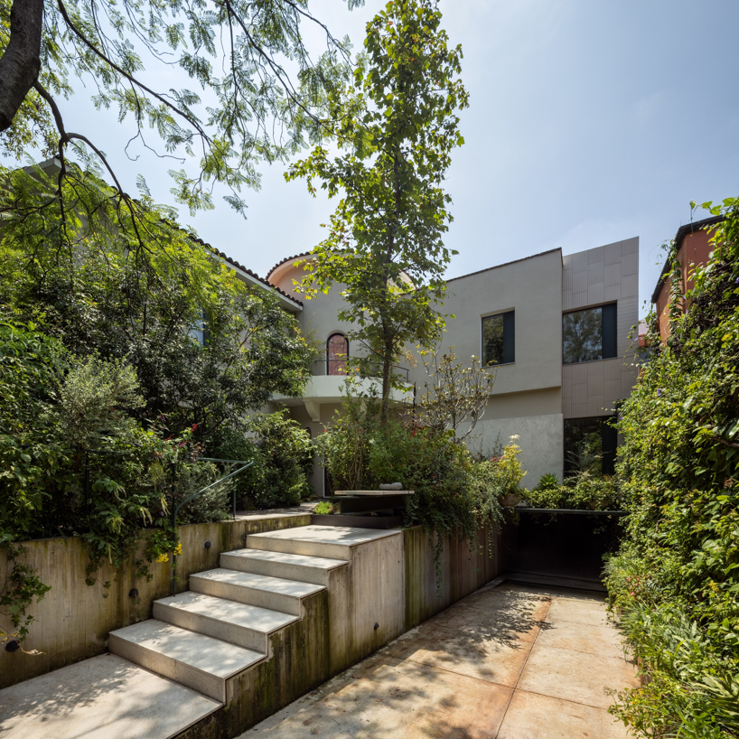 casa kiki revives a 1930s california-style home around a pink turret in mexico city - 2