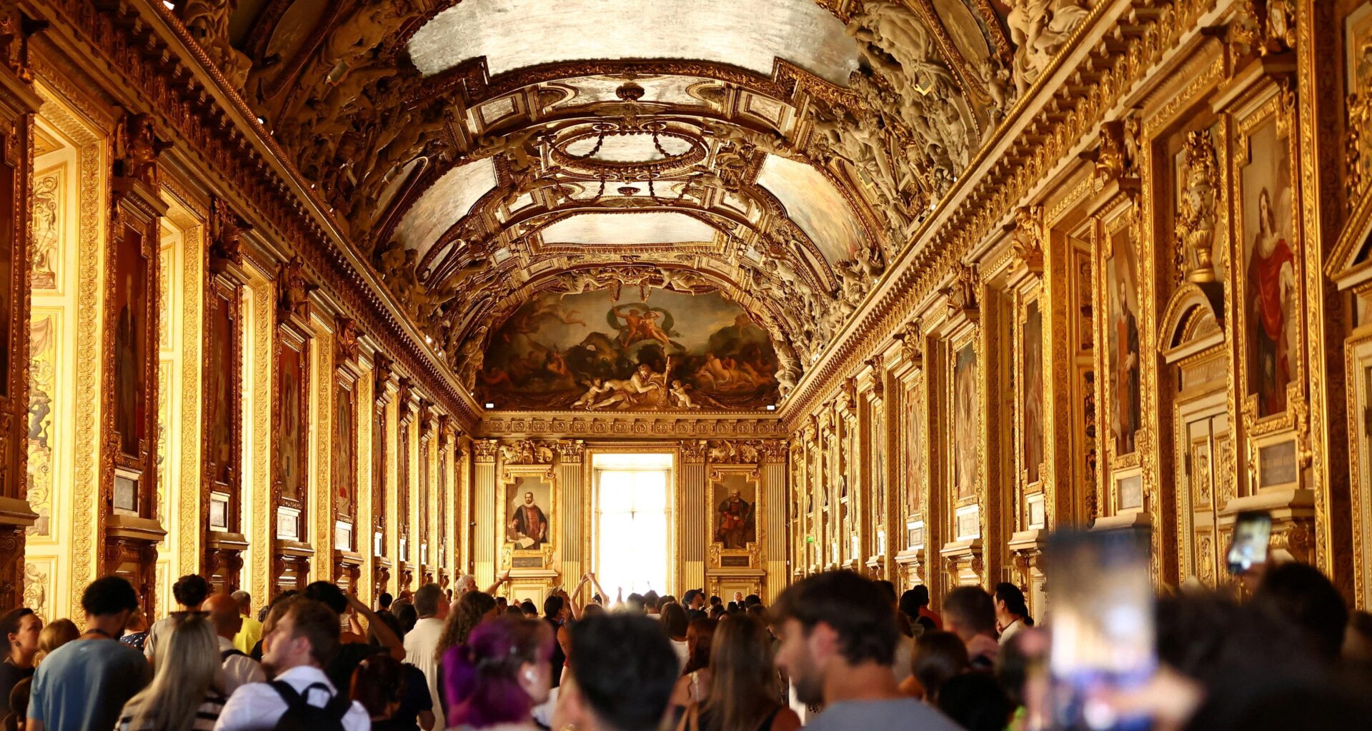 Louvre gallery reopens with no jewellery after heist