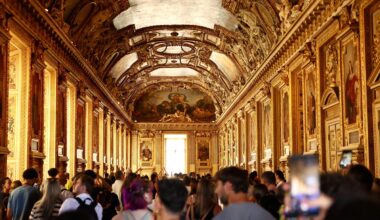Louvre gallery reopens with no jewellery after heist