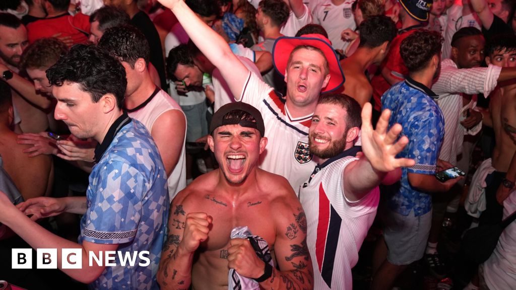 Alternative venues to watch World Cup: bowling lanes, cafes and a beach - BBC