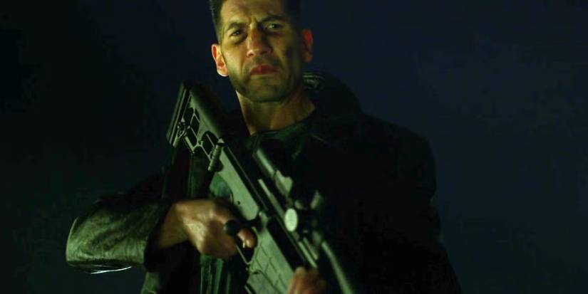 Jon Bernthal as Frank Castle/The Punisher aiming a weapon in Daredevil Season 2