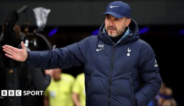 Roberto de Zerbi gestures with his right arm while managing Tottenham