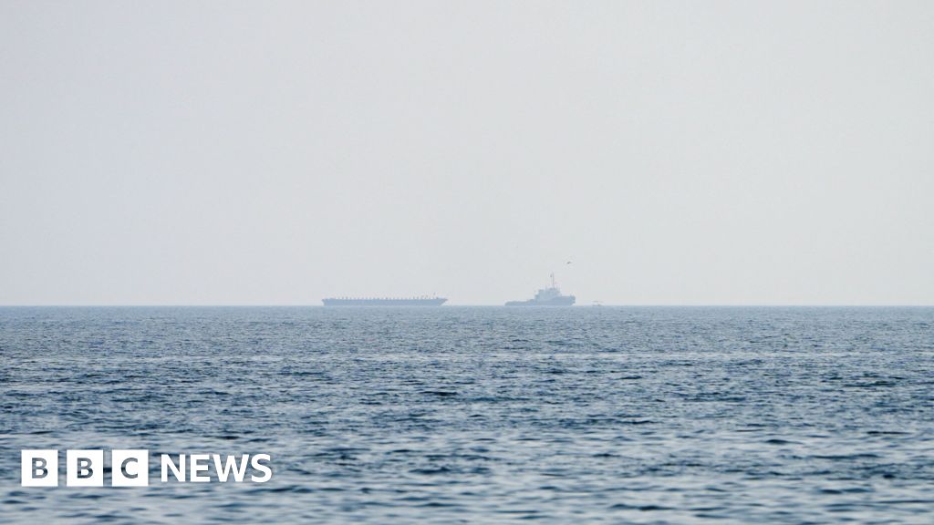 US and Iran trade more strikes in Gulf as fears of escalation mount - BBC
