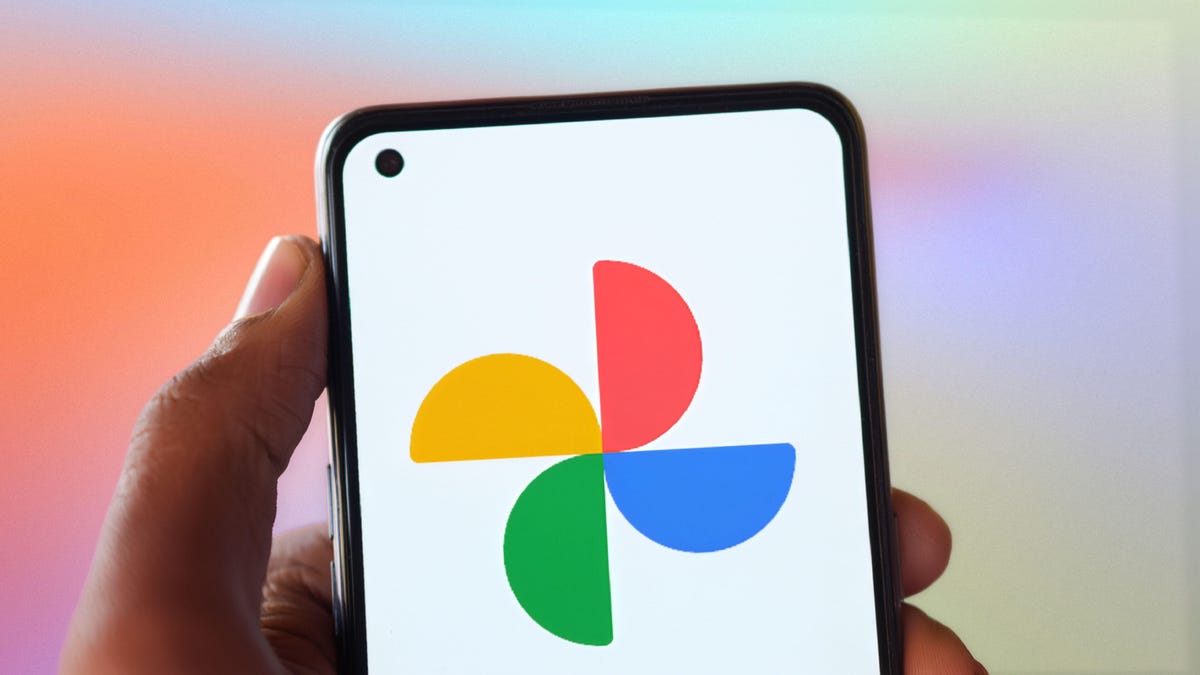 hand holding phone with google photos logo on screen