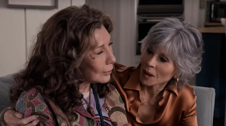 Grace Hanson (Jane Fonda) puts an arm around Frankie Bergstein (Lily Tomlin) in Grace & Frankie