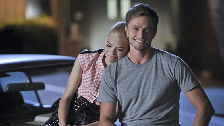 Lemon Breeland (Jaime King) and Wade Kinsella (Wilson Bethel) sitting together in Hart of Dixie