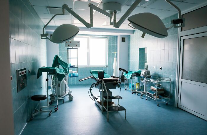 An empty operating room in a hospital, a chilling backdrop for hospital horror stories.