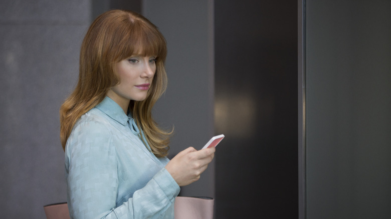 Bryce Dallas Howard's Lacie Pound holding a phone on Black Mirror