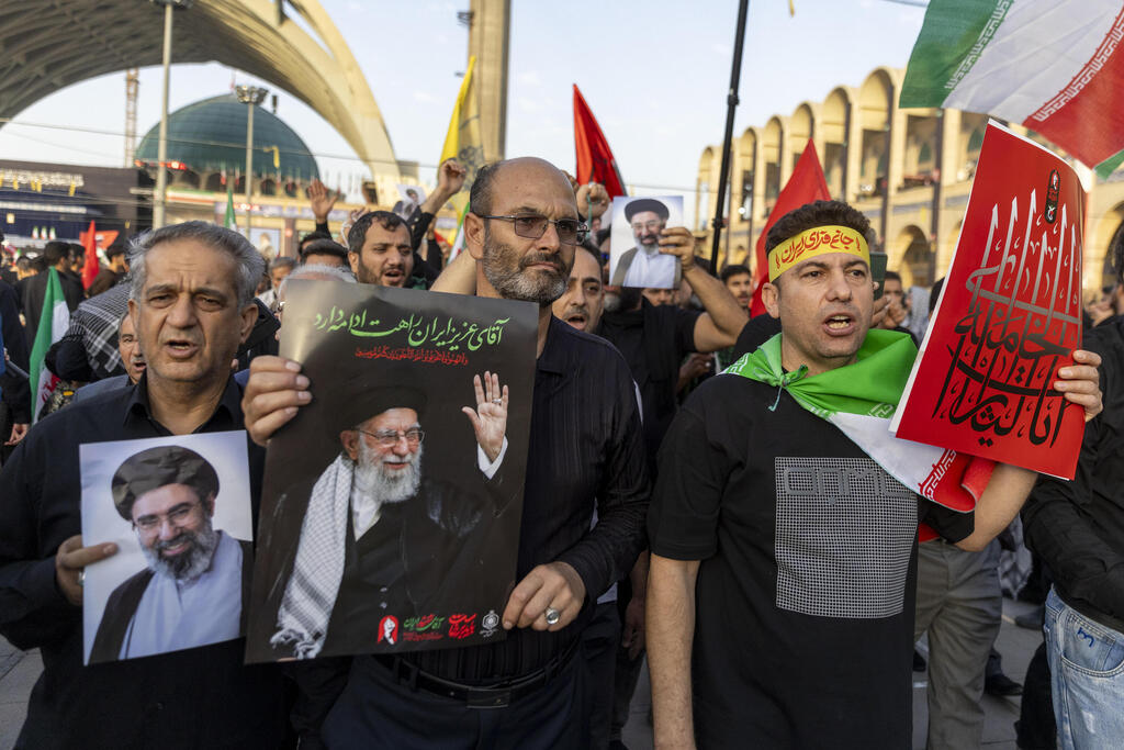 Photo: Majid Saeedi/Getty Images הלוויית עלי חמינאי בטהרן