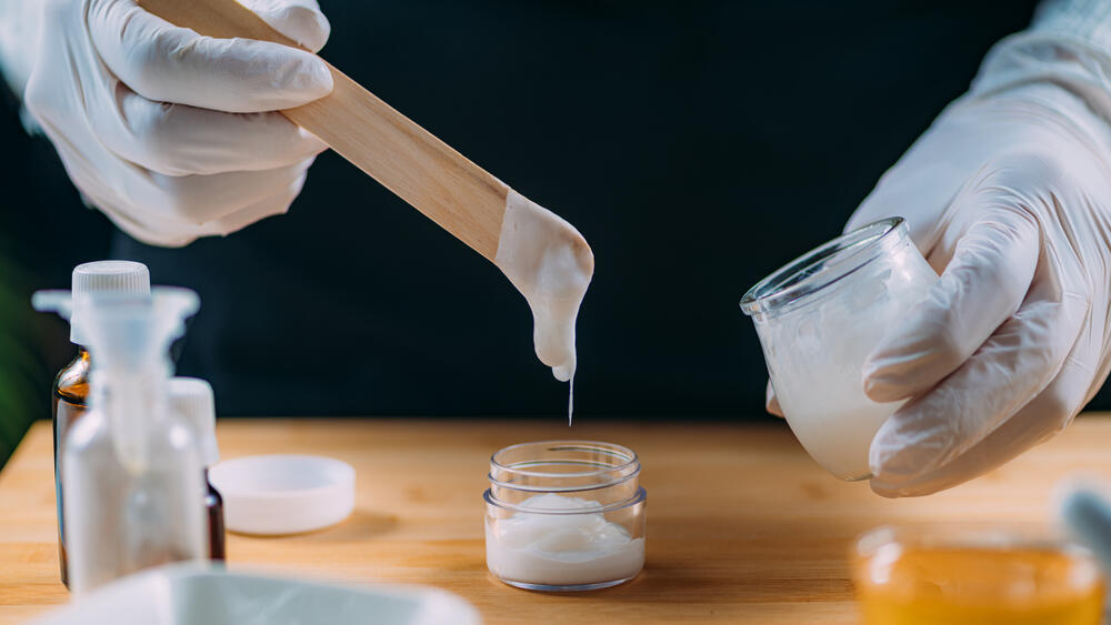 The fact that a homemade cream smells and looks fine does not mean it is safe to use (Photo: Microgen / Shutterstock) רוקחות ביתית