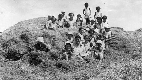 Tel Yosef children on a large haystack, 1930 (Photo: Yosef Schweig, KKL-JNF Photo Archive) ילדים על הגורן בתל יוסף