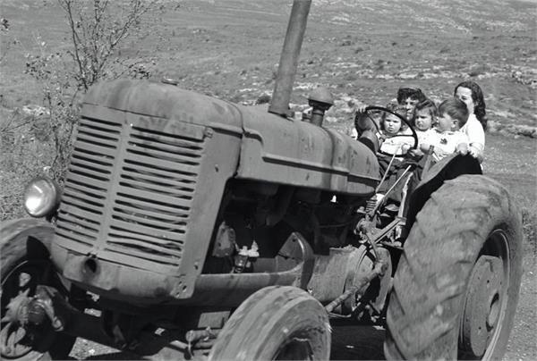 Beit Keshet children on the tractor, 1935 (Photo: Avraham Malavsky, KKL-JNF Photo Archive) ילדי בית קשת על הטרקטור