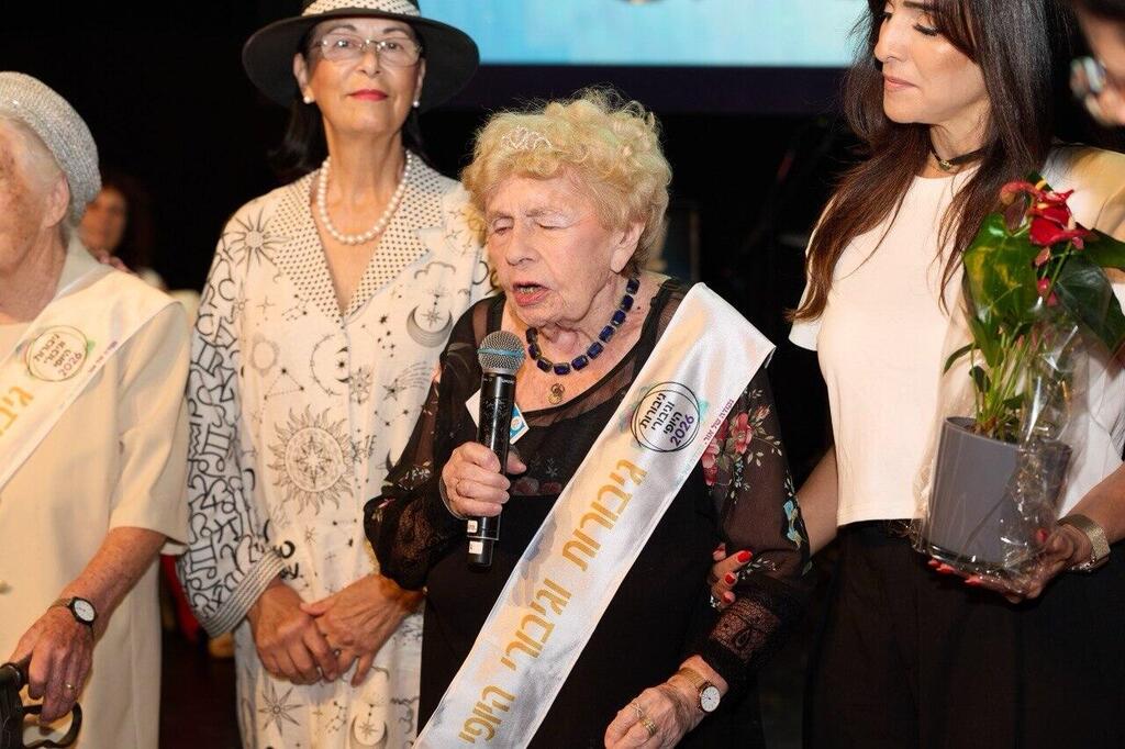 On stage in Bat Yam (Photo: Tom Parr) טקס גיבורות וגיבורי היופי