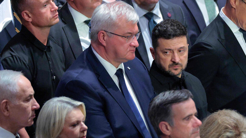 Zelensky looks towards the Netanyahu couple, with the Ukrainian Foreign Minister Sibyl standing between them (Photo: CHIP SOMODEVILLA / GETTY IMAGES NORTH AMERICA / AFP) ראש הממשלה בנימין נתניהו ו נשיא אוקראינה זלנסקי בטקס אשכבת גרהאם ב וושינגטון ארה"ב