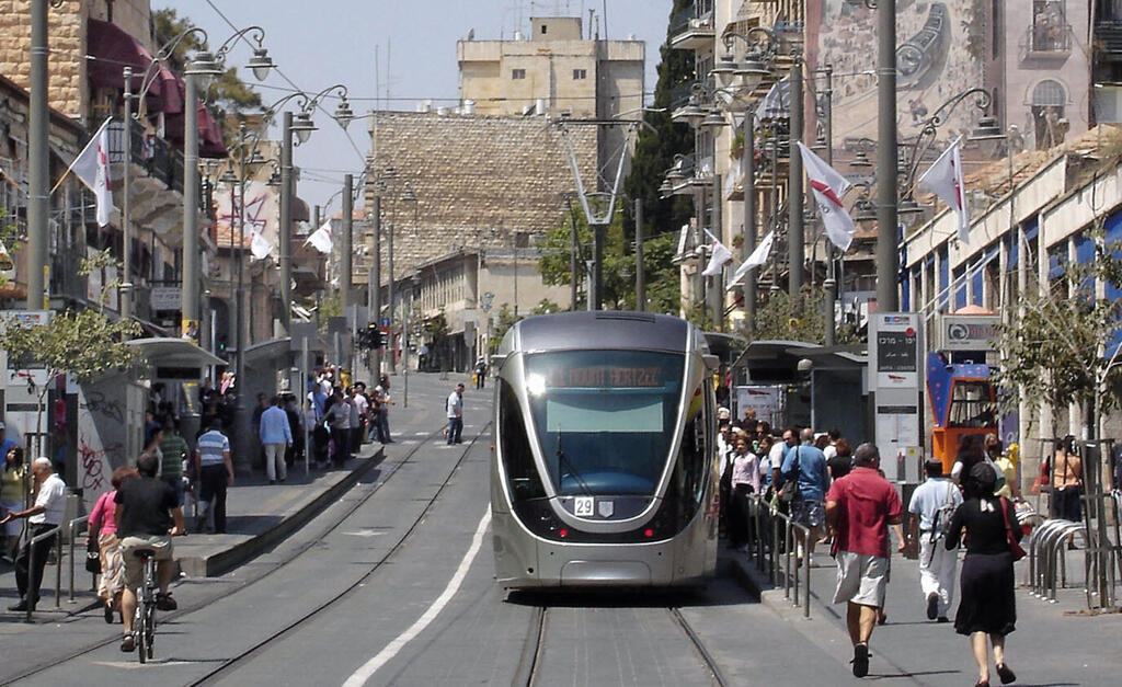 Jerusalem light rail (Photo: shutterstock, ChameleonsEye) "קהל שמשנה עיר". הרכבת הקלה בירושלים