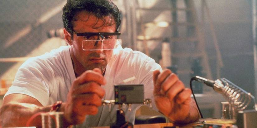 Sylvester Stallone as ex-CIA bomb expert Ray Quick assembling an explosive device in the action thriller The Specialist (1994)
