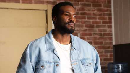 Yahya Abdul-Mateen II as Simon Williams aka Wonder Man looking at something off-screen in Wonder Man.