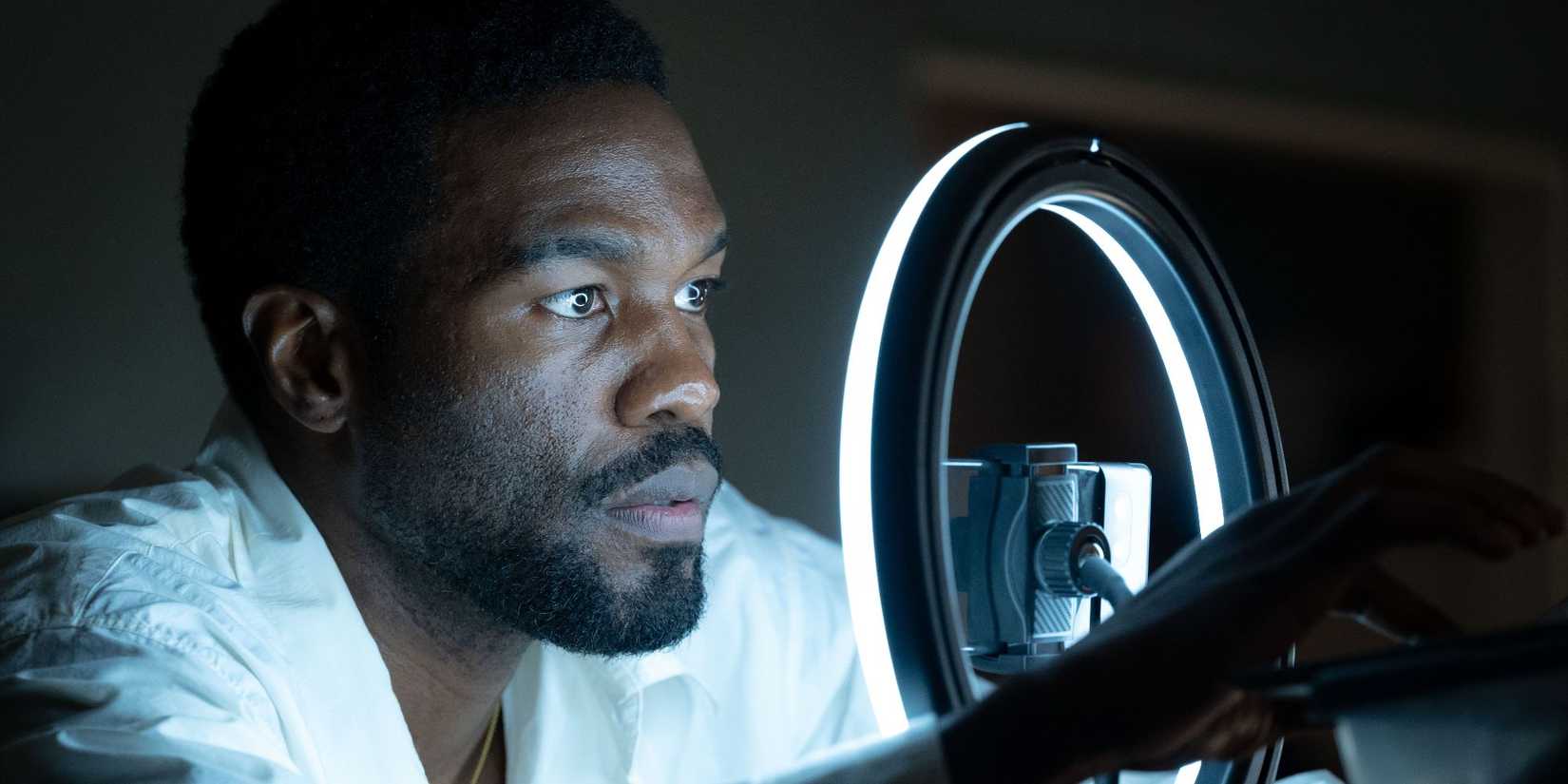 Yahya Abdul-Mateen II as Simon Williams in a dark room in front of a camera and a ring light in Wonder Man.