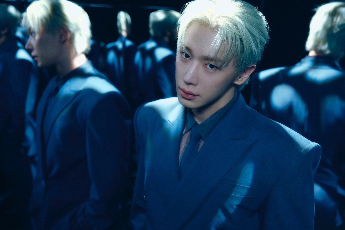 WONHO Core image leaning in mirror room