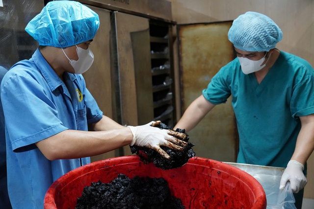How traditional medicine herbs are processed at Ho Chi Minh City Traditional Medicine Institute - Ảnh 6.