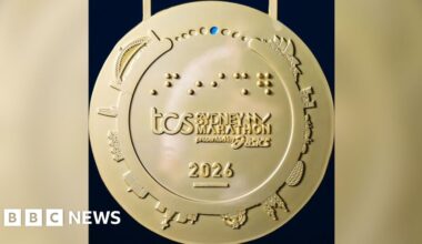 'We're not going to run from it': Sydney Marathon laughs off medal error - BBC