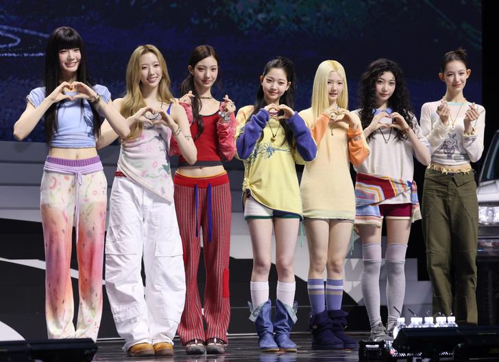 Members of HYBE's new girl group TUIDE pose during a showcase for their debut EP at YES24 Live Hall in Seoul, Monday. Yonhap