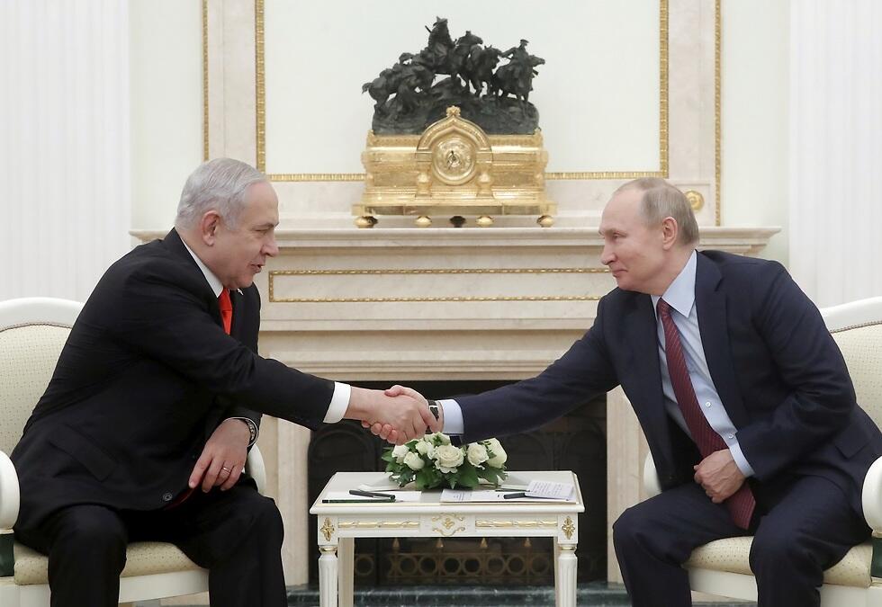 Netanyahu and Putin (Photo: AP) בנימין נתניהו וולדימיר פוטין לוחצים ידיים