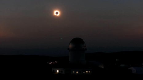 Total solar eclipse darkens sky in Spain – video