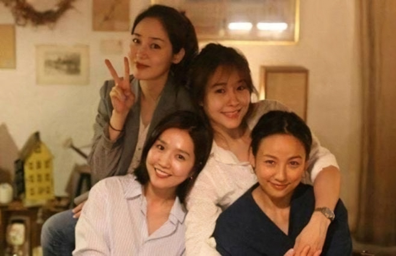 Fin.K.L members gather at a yoga studio run by Lee Hyori. Captured from social media