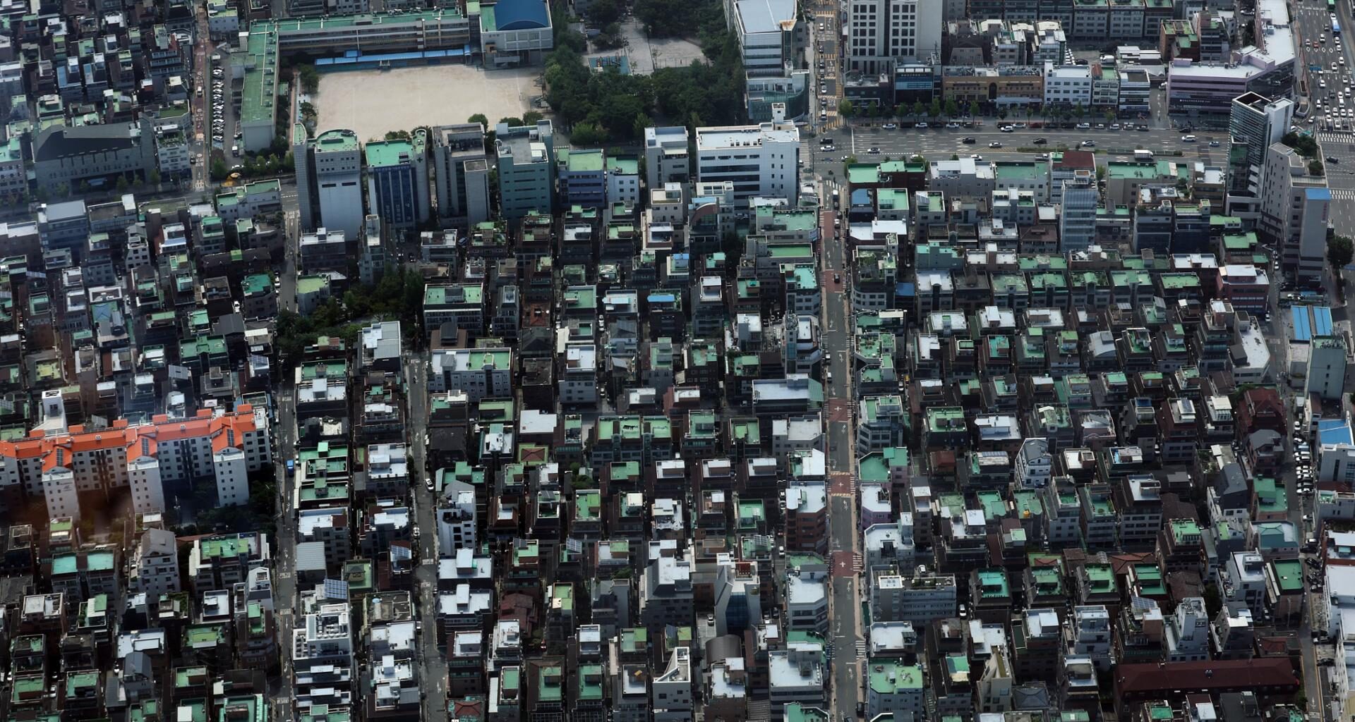 A residential neighborhood is seen from above from Lotte World Tower in Songpa District, Seoul, Thursday. Yonhap