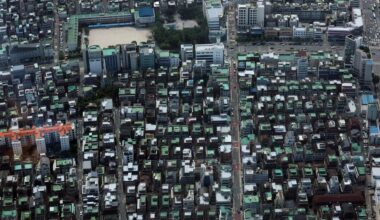 A residential neighborhood is seen from above from Lotte World Tower in Songpa District, Seoul, Thursday. Yonhap