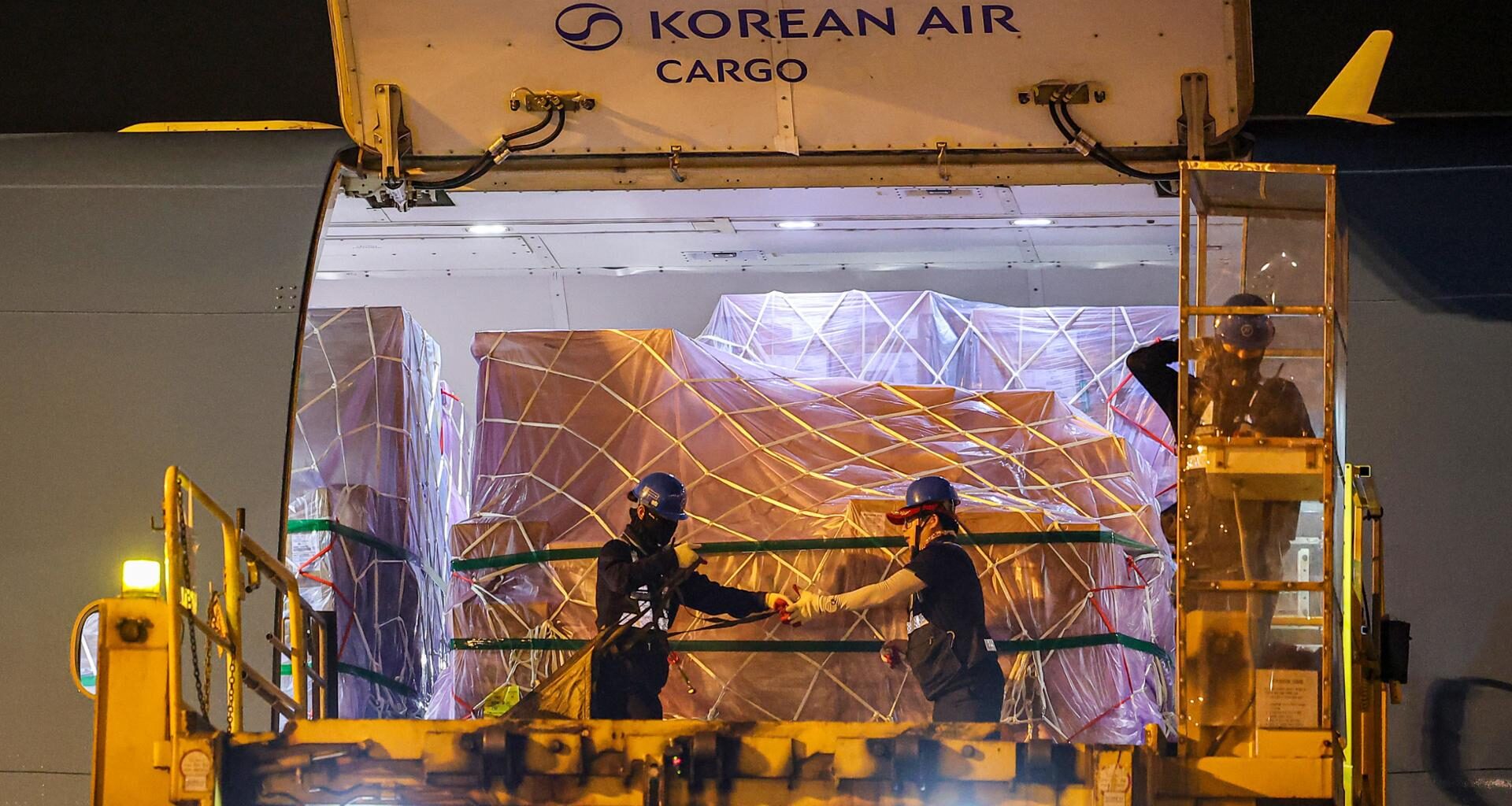 Workers load semiconductor products onto a cargo plane bound for exports at Incheon International Airport, July 30. Joint Press Corps
