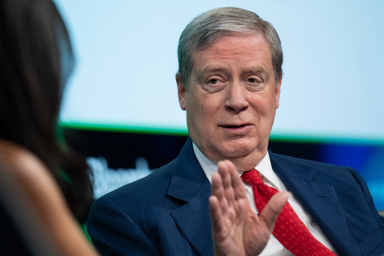 Stanley Druckenmiller with his hand up.