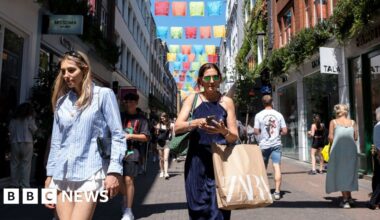 UK economy grows but experts warn of challenging months ahead - BBC
