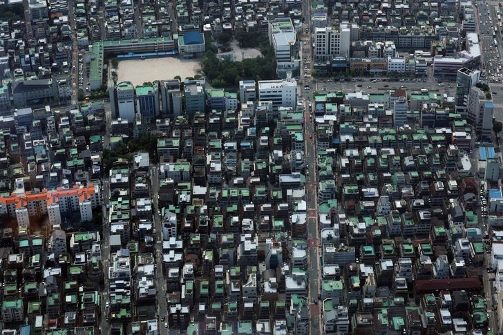 A residential neighborhood is seen from above from Lotte World Tower in Songpa District, Seoul, Thursday. Yonhap 